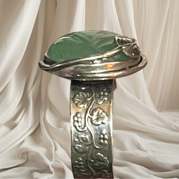 Signed Israel Round Cabochon Jade Stone & 925 B Silver Grape Vine Motif Ring - Picture 3 of 11
